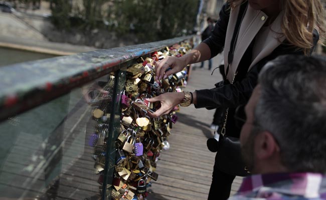 Paris to Break Hearts with Removal of a Million 'Love Locks'