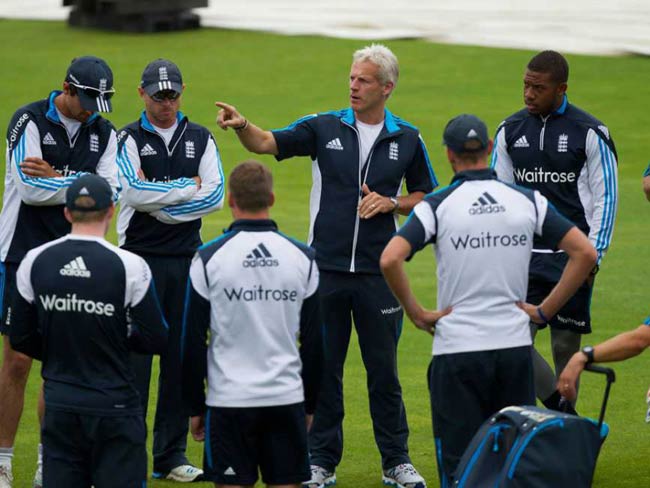 इंग्लिश क्रिकेट में फेरबदल, कोच बर्खास्त, स्ट्रॉस नए निदेशक