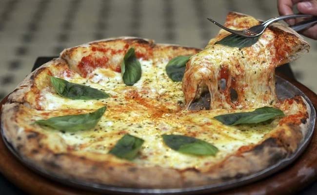 Pilot of Delayed Flight Gets Pizza for Passengers Delivered to Plane