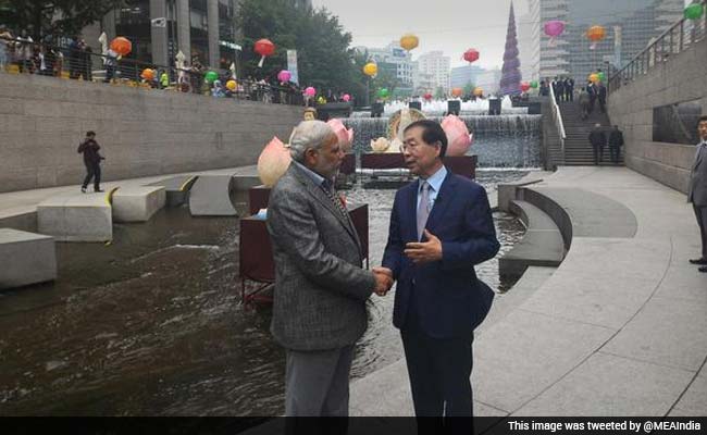PM Modi Takes a Tour of Cheonggyecheon Stream Urban Renewal Project in Seoul