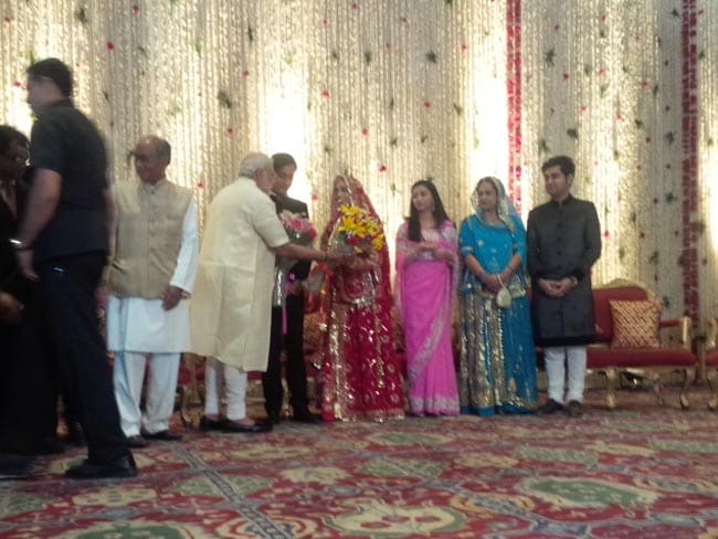 दिग्विजय सिंह के बेटे की शादी में पहुंचे पीएम मोदी, हाथ पकड़कर मंच तक ले गए कांग्रेस नेता