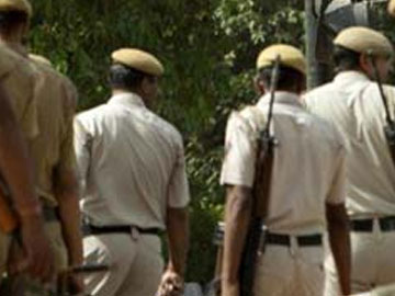 शराब के नशे में धुत पुलिसकर्मी की पिटाई वाला वीडियो वायरल