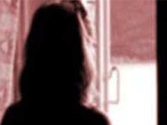 कूड़ा फेंकने गई लड़की को गन्ने के खेत में खींचकर दो युवकों ने किया बलात्कार