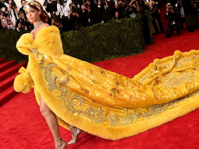 A Splashy Entrance by Rihanna Puts Chinese Designers in the Spotlight