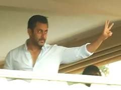 For Cheering Fans, Salman Khan Does the Three-Finger 'Jai Ho' Wave