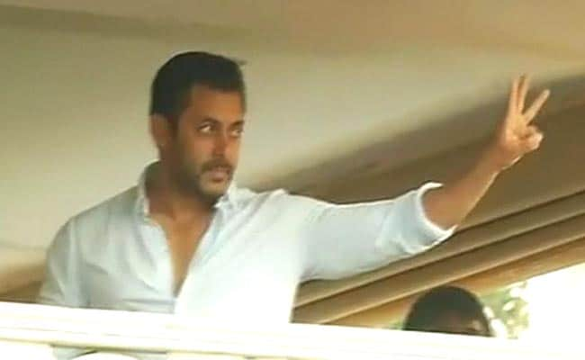 For Cheering Fans, Salman Khan Does the Three-Finger 'Jai Ho' Wave