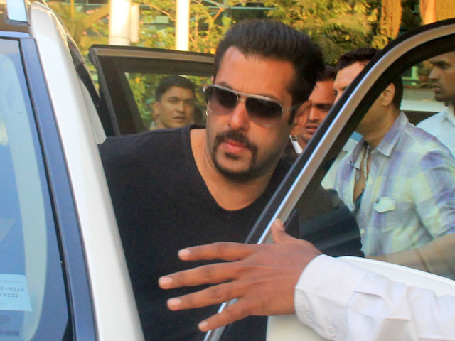 A Day After Flying Home From Kashmir, Salman Khan Completes Bail Formalities in Mumbai