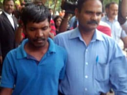 सोशल साइट्स पर अश्लील वीडियो पोस्ट करने वाला शख्स गिरफ्तार, 400 क्लिप बरामद सोशल साइट्स पर अश्लील वीडियो पोस्ट करने वाला शख्स गिरफ्तार, 400 क्लिप बरामद