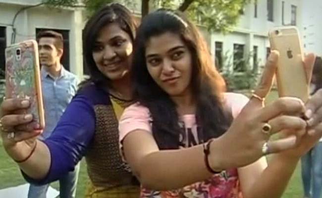 Average Youth Clicks 14 Selfies a Day: Google
