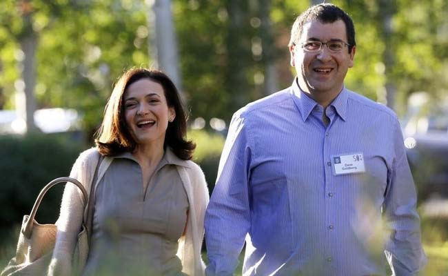 Facebook's Sheryl Sandberg Emerges to Speak at Husband's Memorial