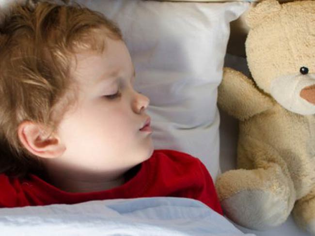 कम सोने से बच्चों के बौद्धिक स्‍तर पर पड़ता है विपरीत प्रभाव