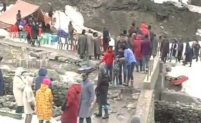 As Heat Wave Continues, Thousands Head to Snow-Clad Mountains in Sonmarg