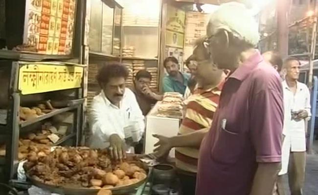 How the Humble <i>Telebhaja</i> Got This Man Elected in West Bengal
