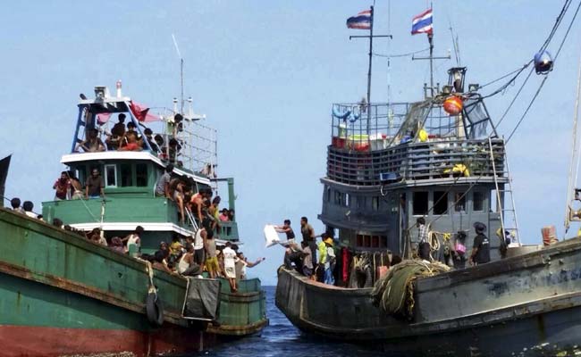 Thai Navy Tows Boat Carrying 400 Migrants Towards Indonesia