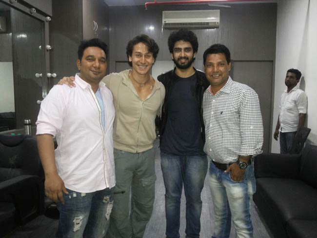 टाइगर श्रॉफ ने अपने फैन्स को दिया डांस का तोहफ़ा