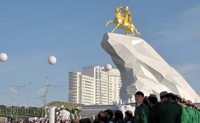 Turkmenistan Unveils Gold Statue of Its President