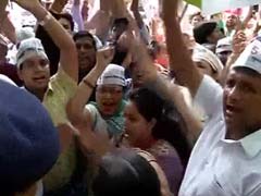 AAP Youth Wing Protests Outside Sushma Swaraj's Residence