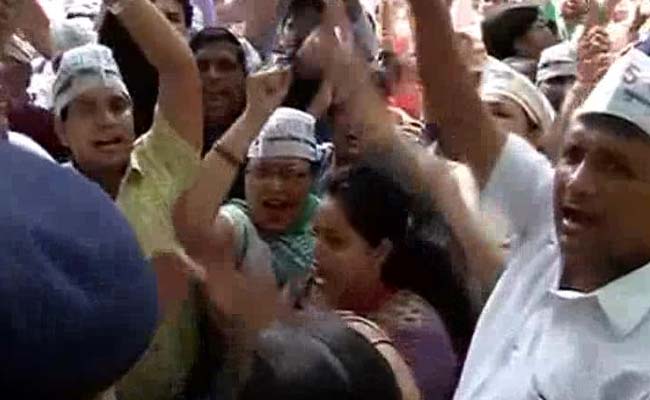 AAP Youth Wing Protests Outside Sushma Swaraj's Residence