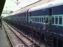 झांसी रेलवे स्टेशन पर टिकट जांच के दौरान 12 वर्षीय साले को छोड़कर भागा बेटिकट जीजा झांसी रेलवे स्टेशन पर टिकट जांच के दौरान 12 वर्षीय साले को छोड़कर भागा बेटिकट जीजा