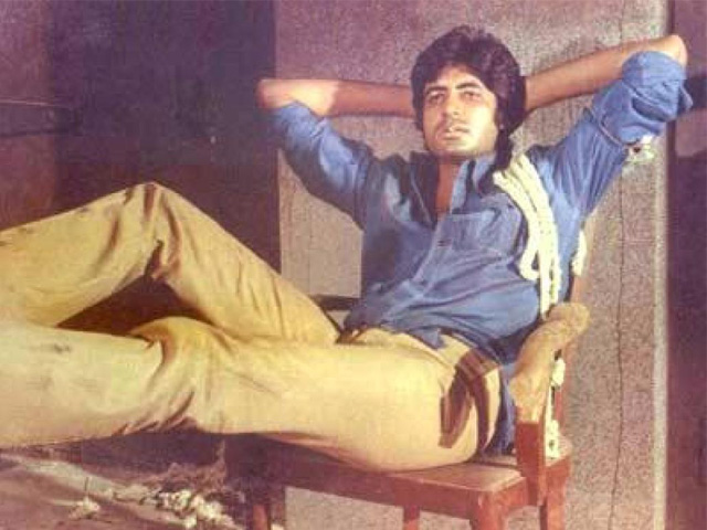 Amitabh Bachchan Repeats <I>Deewar</I> Pose Exactly Where the Original Was Shot