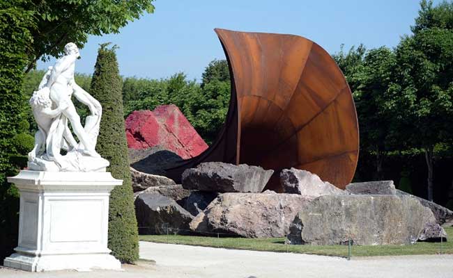 Huge Uproar Over Anish Kapoor's 'Blatantly Sexual' Sculpture at Versailles