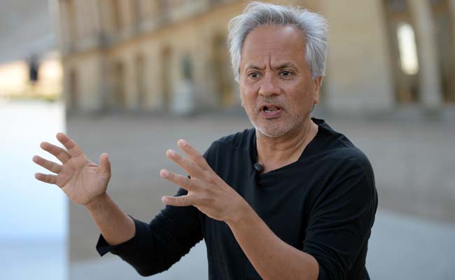 British-Indian Sculptor Anish Kapoor Awards $1 Million 'Jewish Nobel' Prize To Refugees