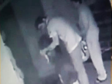 कैमरे में कैद : एनसीपी पार्षद ने आश्रम में मचाया उत्पात, महिला से बदसलूकी भी की