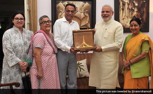 PM Modi Hands Over Bangladesh War Honour to Atal Bihari Vajpayee 's Family