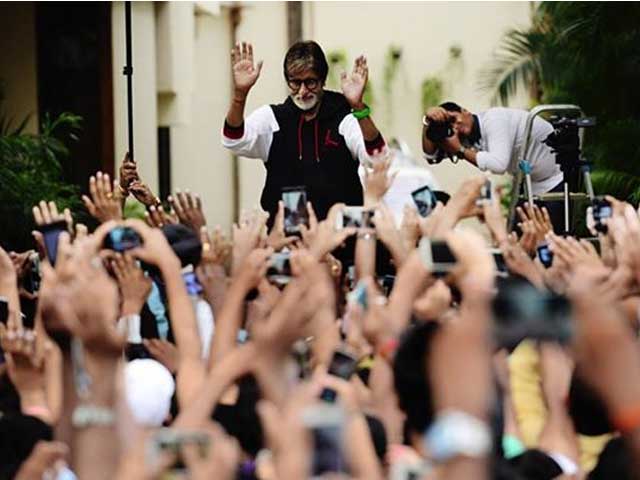 Sunday Crowd Makes Amitabh Bachchan Want to be 'Alone at Times'