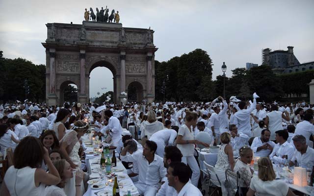 Dinner in White: Thousands Attend Paris 'Chic Picnic'