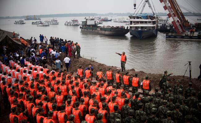 Toll in China Ship Tragedy Rises Past 400 as Workers Remember Dead