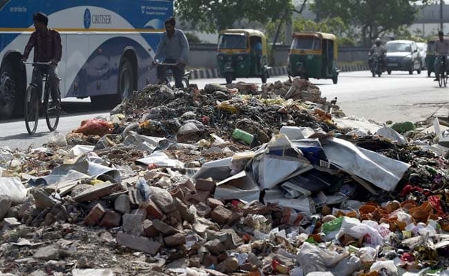 100 Trucks Pressed Into Service to Clear Piled Up Garbage in Delhi