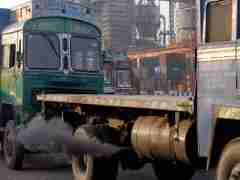 दिल्ली से गुजरने वाले कामर्शियल वाहनों को देना होगा 700 से 1300 रुपये ग्रीन टैक्स
