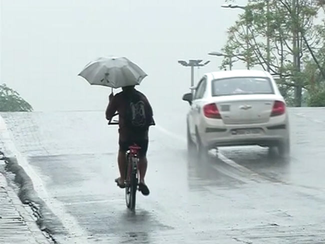 भारी बारिश से दिल्‍ली में तापमान गिरा, कल भी बरसेंगे बदरा, और गिरेगा तापमान