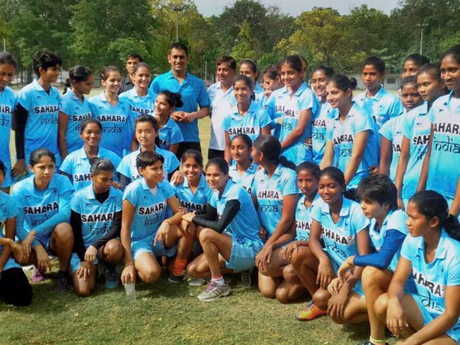 जूनियर महिला हॉकी खिलाड़ियों से मिले धोनी