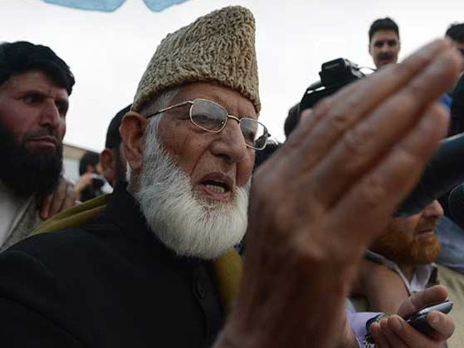 जम्मू-कश्मीर के कट्टरपंथी नेता गिलानी ने कहा, कश्मीर में पाकिस्तानी झंडे फहराते रहेंगे लोग