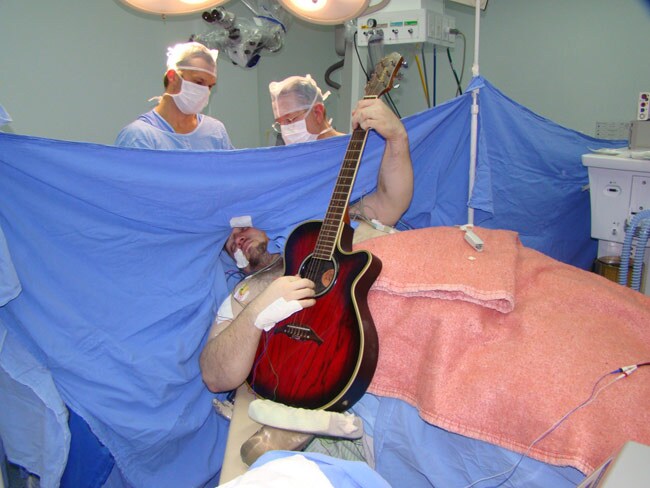 एकदम गजब : ब्रेन की सर्जरी होती रही, यह आदमी गिटार बजाता रहा, गाता रहा