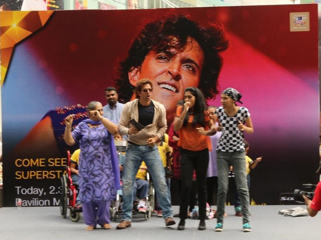 IIFA 2015: Hrithik Roshan Dances, Crowd Sings <i>Ek Pal Ka Jeena</i>