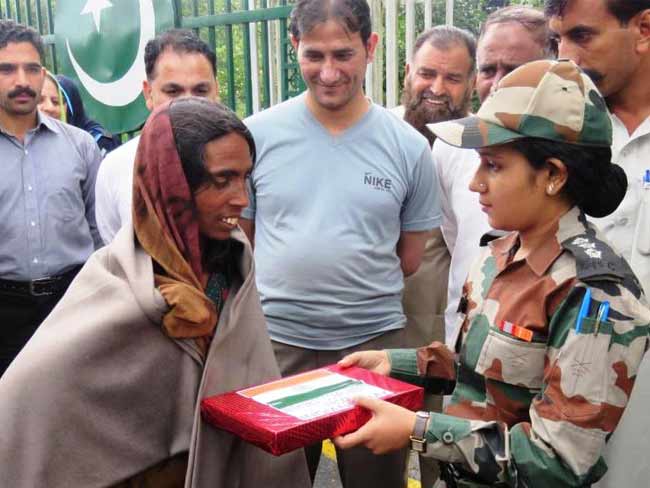 गलती से महिला ने पार कर ली एलओसी, भारतीय सेना ने सकुशल पाकिस्‍तान भेजा