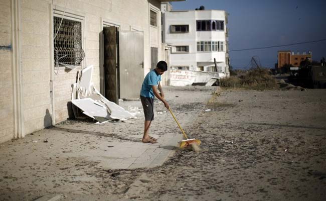 Israel Hits Gaza, Closes Crossings After Rocket Attack