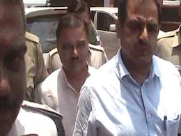 Students Raise Slogans as Former Delhi Minister Jitender Singh Tomar Arrives in Bhagalpur, Throw Eggs at Him Students Raise Slogans as Former Delhi Minister Jitender Singh Tomar Arrives in Bhagalpur, Throw Eggs at Him