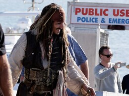 <i>Wizard of Oz</i>: Johnny Depp, Dressed as Captain Jack Sparrow, Takes Selfies With Fans <i>Wizard of Oz</i>: Johnny Depp, Dressed as Captain Jack Sparrow, Takes Selfies With Fans