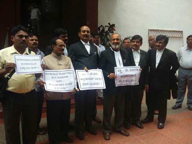 कर्नाटक के लोकायुक्त के इस्तीफे का मामला गर्माया, वकीलों ने मोर्चा खोला