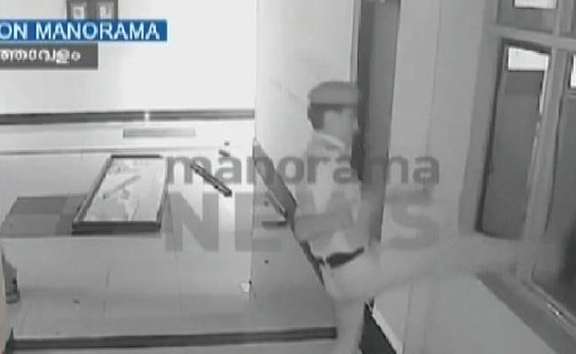 Kozhikode Airport Violence: 4 CISF Personnel Handed Over to Police, Say Sources