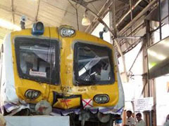 चर्चगेट स्टेशन पर प्लेटफॉर्म पर चढ़ गई मुंबई लोकल ट्रेन