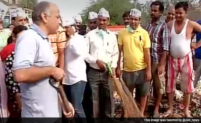 A Battle of Brooms Between AAP and BJP as Delhi Grapples With Garbage Crisis