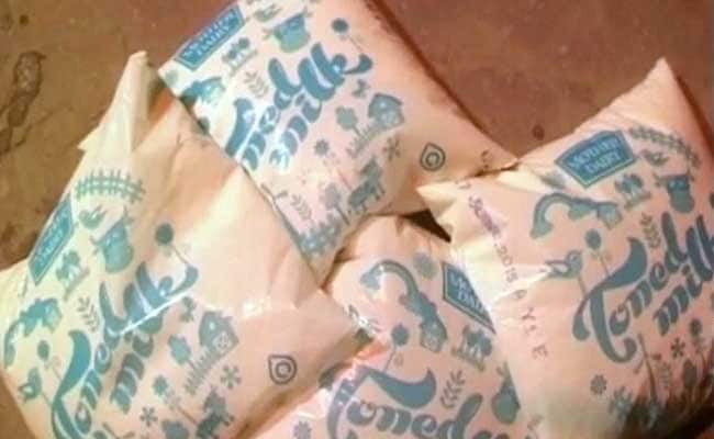 यूपी : एफडीए अधिकारियों का मदर डेयरी बूथ पर छापा, घी के पाउच किए जब्त