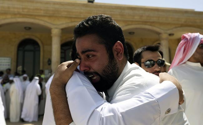 Kuwait Arrests Suspects in Mosque Attack, Mourns Dead