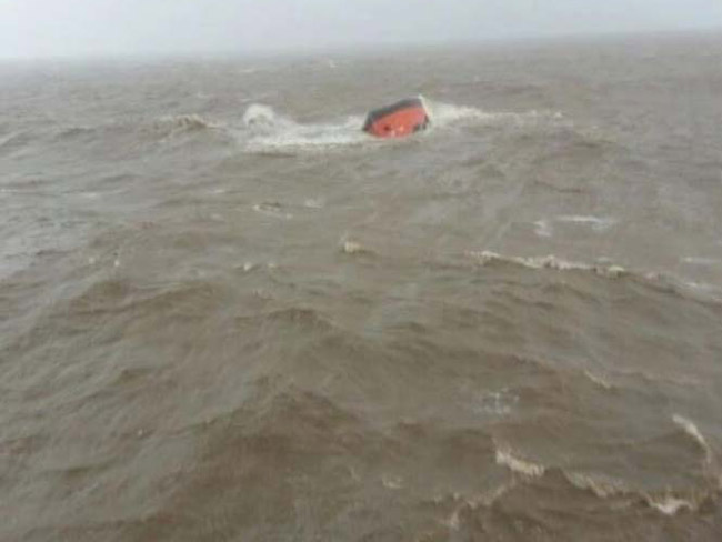 मुंबई के पास डूबा जहाज : देखें नेवी-कोस्ट गार्ड के कामयाब रेस्क्यू ऑपरेशन की 5 तस्वीरें