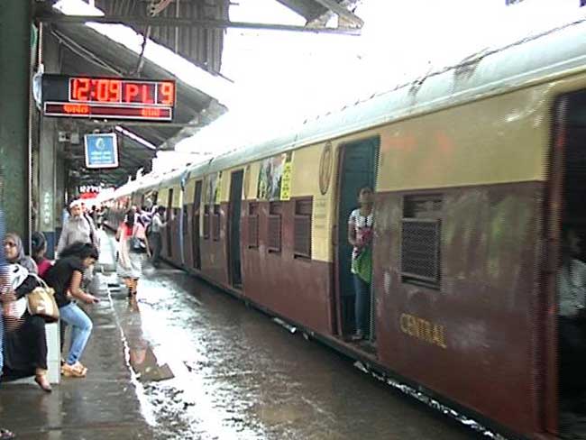 मुंबई में बारिश ने खड़ी की समस्या, लोगों का जीवन अस्त-व्यस्त